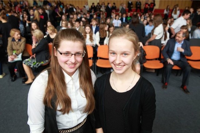 Julia Szoda z Sidry (z lewej) i Justyna Szczęsnowicz z Szudziałowa znalazły się w gronie tegorocznych laureatów wojewódzkich konkursów przedmiotowych na poziomie gimnazjum.