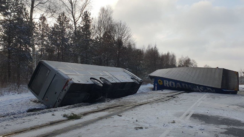 Zderzenie tira i osobówki w miejscowości Domostawa. Autobus w rowie. Nie żyją 2 osoby. Dwoje dzieci w szpitalu [ZDJĘCIA]