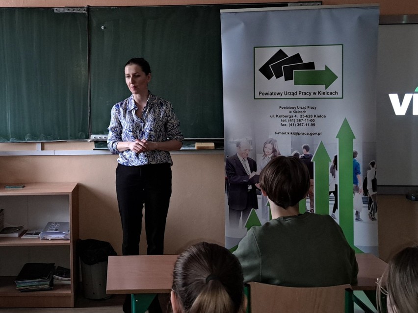 Duża akcja Powiatowego Urzędu Pracy w Kielcach. Doradcy zawodowi spotykają się z uczniami i doradzają w wyborze kształcenia. Zobacz film