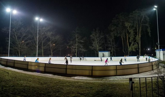 Lodowisko w Kozienicach ma być otwarte w sobotę, 4 grudnia, a w poniedziałek, 6 grudnia o godzinie 16.30 odbędą się Mikołajki na lodzie. Darmowa zabawa, która potrwa godzinę.