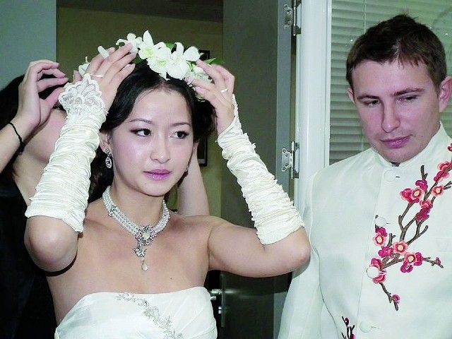 Suwalczanin Andrzej Juchniewicz ożenił się z Chinką podczas światowej wystawy Expo w Szanghaju. - Tak wyszło - śmieje się nowożeniec. Zhan jest śpiewaczką operową. Uczy się języka polskiego i planuje odwiedzić rodzinne strony męża.