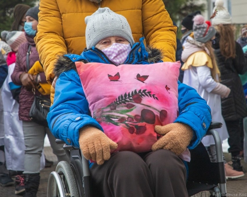 Białystok. Niezwykłe malowane poduszki trafiły do seniorów. Stworzyły je dzieci z Młodzieżowego Domu Kultury (zdjęcia)