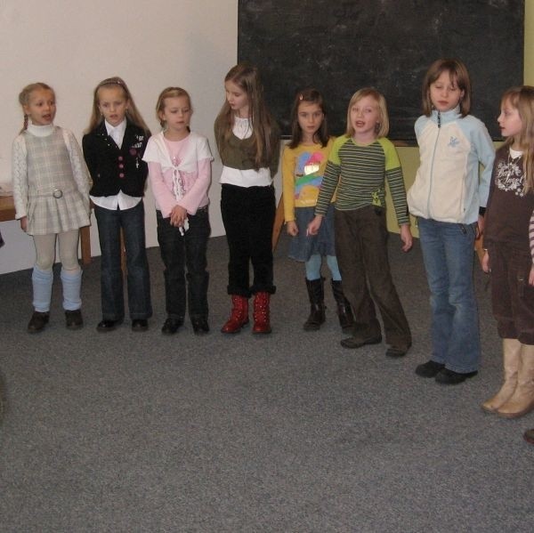 W castingu zorganizowanym przez Teatr Powszechny wzięło udział ponad pięćdziesiąt dziewczynek. Wierszyk mówi Zuzia Czmiel (w zielonym sweterku).