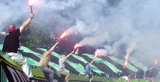 Dzięki działalności spottersów wśród kibiców na stadionach, w tym Stali Stalowa Wola, ma być spokojniej i bezpieczniej.