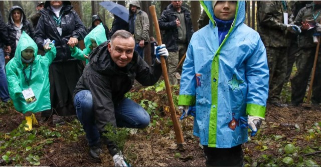 We wtorek 3 października prezydent Andrzej Duda wraz z małżonką odwiedzi Suchedniów. Para prezydencka weźmie udział w akcji sadzenia lasu.