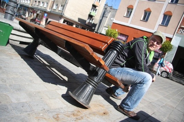 Sebastian Bar, mieszkaniec Brzegu: - Lepiej nie siadać na tych ławkach, bo można wylądować na bruku.