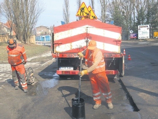 Drogowcy na jakiś czas pomogą kierowcom, ale ulica potrzebuje gruntownej przebudowy.