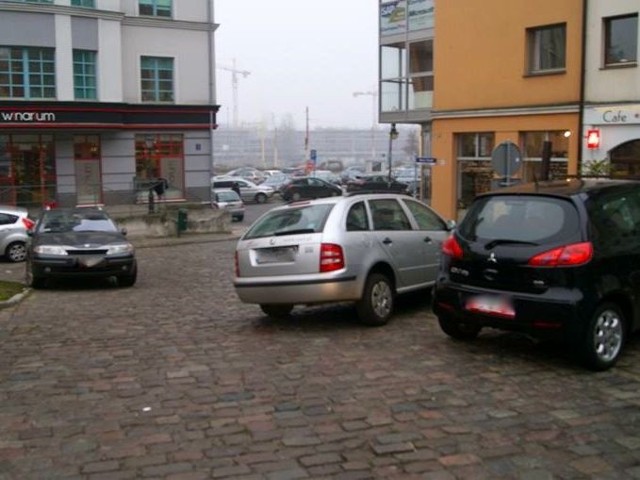 Samochody były zaparkowane na samym przejeździe. Większe auto nie było wstanie się "przecisnąć"
