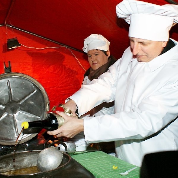 Wprawdzie przygotowanie świątecznych potraw w domu prezydenta Ryszarda Brejzy to domena jego małżonki, ale on też potrafi pichcić, o czym można było się przekonać na otwarciu Bożonarodzeniowej Szopki Kujawskiej