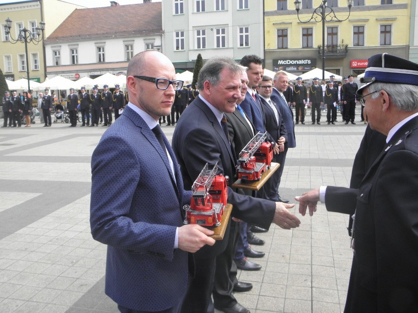 Uroczysty apel z okazji Dnia Strażaka na rynku w Rybniku