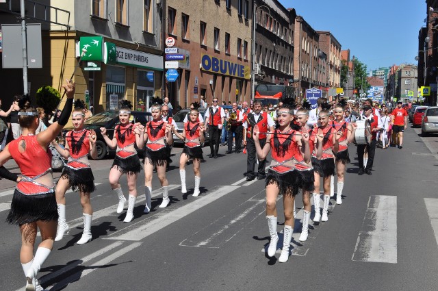 Uczniowie siemianowickich szkół przeszli ulicami miasta w kolorowym korowodzie