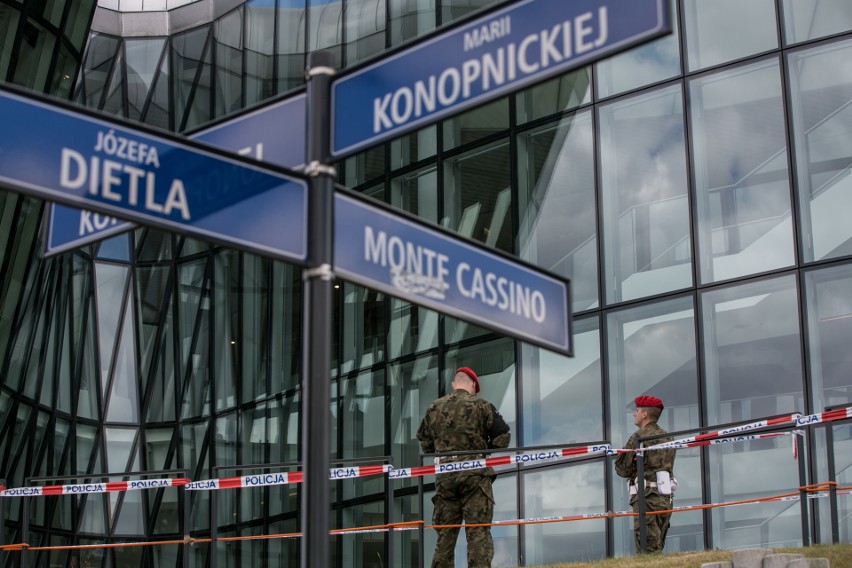 Kraków. Uzbrojeni policjanci i wojskowi na ulicach. Sesja UNESCO pod szczególnym nadzorem [ZDJĘCIA]