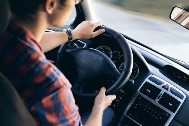 Gorzów i Zielona Góra znalazły się w pierwszej 20. najbardziej zmotoryzowanych w Polsce miast. Możecie być zaskoczeni tym, ile samochodów przypada na mieszkańców lubuskich stolic.W tym rankingu Gorzów zajmuje 15. miejsce, a Zielona Góra 19. W północnej stolicy województwa na 1000 mieszkańców przypada 768,1 pojazdów, a w Zielonej Górze 751,1. Jak wygląda sytuacja w innych miastach?W tym zestawieniu publikujemy informacje nie tylko o lubuskich miastach. Dlaczego? Bo mogłoby się wydawać, że im miasto większe, tym więcej w nim samochodów przypadających na tysiąc mieszkańców. Okazuje się jednak, że wcale tak nie jest... Gdzie jest najwięcej aut?Sprawdź! >>>Przeczytaj też:Stawki OC w Polsce. Mieszkańcy, jakiego miasta płacą najwięcej za ubezpieczenie samochodu?WIDEO: Wzorcowy korytarz życia na A2