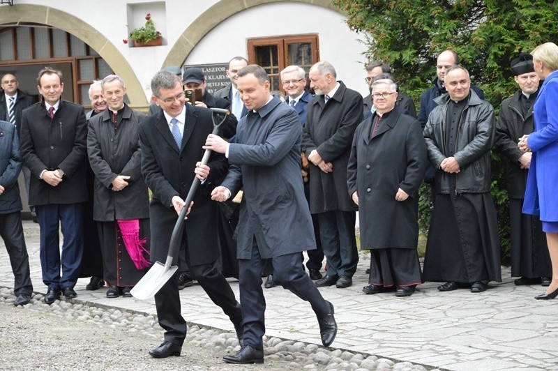 Prezydent Andrzej Duda zasadził lipę w Starym Sączu