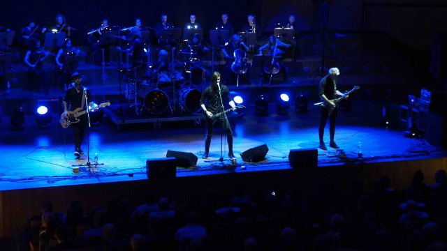 W środę w Filharmonii Koszalińskiej pod szyldem &ldquo;Muzyka zespołu Metallica symfonicznie&rdquo; wystąpił SCREAM INC. Na koncert zaprosił Głos Koszaliński.Scream Inc. z Kijowa należy do najlepszych tribute band&oacute;w Metalliki na świecie. Zesp&oacute;ł został założony w 2008 roku, a w jego skład wchodzą wokalista Max Rozkręt, perkusista Andrey Liuty oraz gitarzyści Mike Rubanov i Taras Karpenko. Utwory Metalliki muzycy zaczęli grać w przerwie od swoich koncert&oacute;w. Z czasem zyskali tak duży rozgłos i uznanie fan&oacute;w, że ich koncerty wyprzedawały się całkowicie, a covery prezentowane na YouTube biły rekordy popularności.&lt;script async defer class=&quot;XlinkEmbedScript&quot; data-width=&quot;640&quot; data-height=&quot;360&quot; data-url=&quot;//get.x-link.pl/ce6d800f-8c94-87d4-752c-1282aa0131c9,93e911ae-1370-db99-5863-2f4a1c4981f8,embed.html&quot; type=&quot;application/javascript&quot; src=&quot;//prodxnews1blob.blob.core.windows.net/cdn/js/xlink-i.js?v1&quot;&gt;&lt;/script&gt;