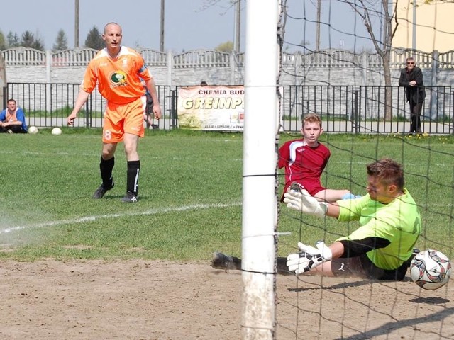 Korona Rzeszów (na pomarańczowo) przegrała w sobotę z Trzebowniskiem mecz o 6 punktów.