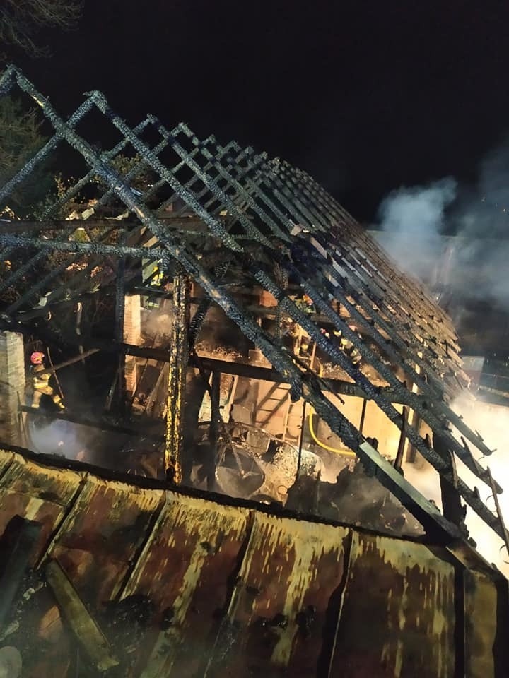 Nocą zapaliła się stodoła w Liszkach. Obiekt został całkowicie zniszczony, a z nim wiele sprzętu