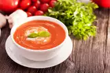 Zupa krem z soczystych pomidorów na sezonowy obiad. Wypróbuj przepis na aromatyczne danie pełne aromatu. Jeden składnik uwydatni smak