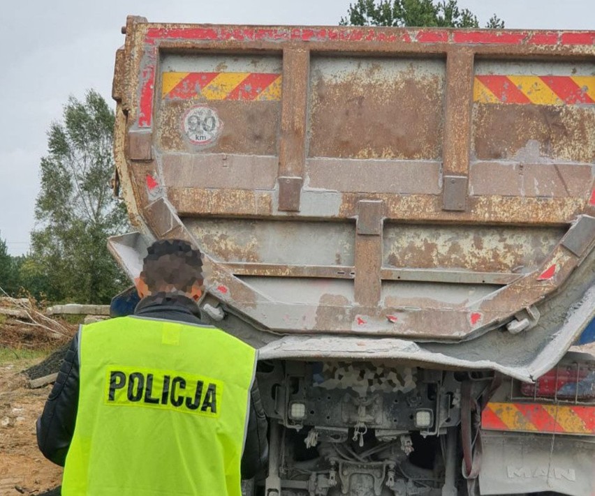 Policja zatrzymała podejrzanych w sprawie nielegalnego wywozu niebezpiecznych odpadów na terenie powiatu radomskiego