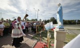 Figura Matki Bożej w Czerwonej Górze została uroczyście poświęcona przez biskupa Jana Piotrowskiego. Był burmistrz Chęcin i dużo wiernych