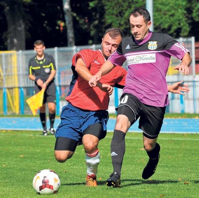 Doświadczony skrzydłowy Mateusz Jureczko (z prawej) zimą zmienił Lecha Czaplinek na Darzbór Szczecinek