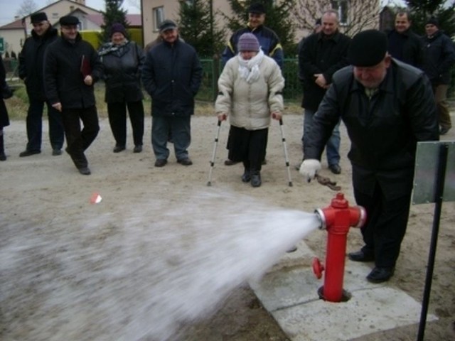 W kulminacyjnym momencie dla mieszkańców Dąbrówki - oficjalnym oddaniu do użytku wodociągu uczestniczyli przedstawiciele władz gminy, wykonawcy robót i mieszkańcy okolicznych wiosek.