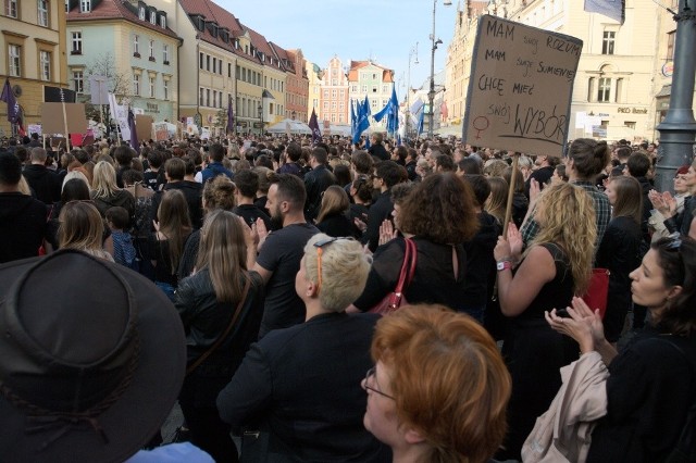 We Wrocławiu pikietowano w niedzielę, gdy kilkuset wrocławian (także mężczyźni) głosiło hasła: "NIE dla piekła polskich kobiet" czy "Ręce precz od polskich kobiet".