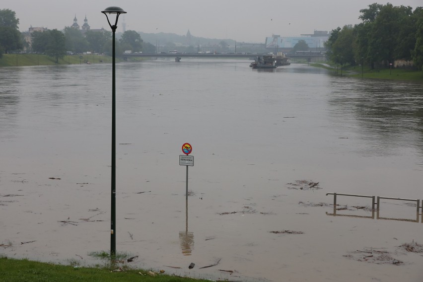 Kraków. Fala kulminacyjna na Wiśle. Bulwary zostały zalane [ZDJĘCIA] 