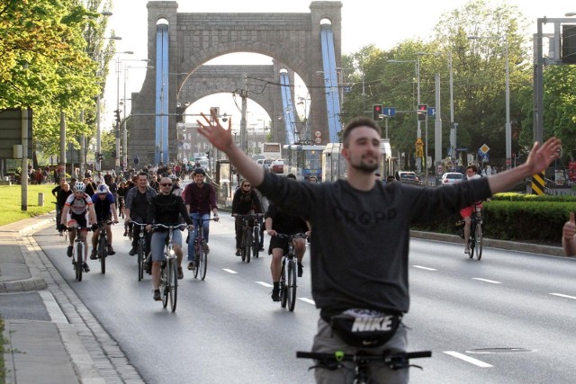 Wrocławska Masa Krytyczna organizowana jest w ostatni piątek każdego miesiąca. Kierowcy jadący wieczorem przez centrum miasta muszą liczyć się z utrudnieniami. Zdjęcie ilustracyjne