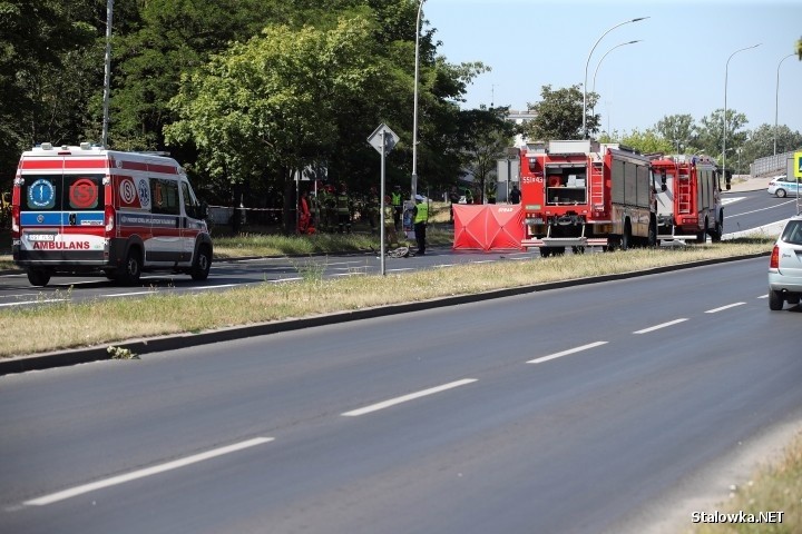 Koszmarny wypadek w Stalowej Woli! Zginął rowerzysta, bo kierowcy ścigali się samochodami? [ZDJĘCIA]