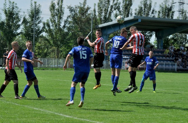 Wszystko wskazuje na to, że Orzeł Piaski Wielkie (niebieskie stroje) utrzyma się w IV lidze dzięki Cracovii II