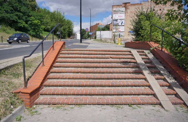 Rada dzielnicy chce sprawdzić, czy schody są zrobione pod odpowiednim kątem. Są za strome, aby wjechać wózkiem