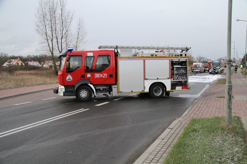 Wypadek w Tarnobrzegu. Tir zderzył się z autem osobowym, droga była zablokowana [ZDJĘCIA]