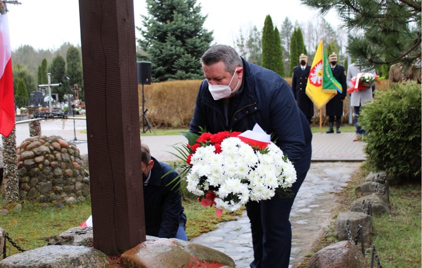 Ostrołęka. Oddano hołd ofiarom Zbrodni Katyńskiej. Uroczystości na cmentarzu miejskim. Zdjęcia