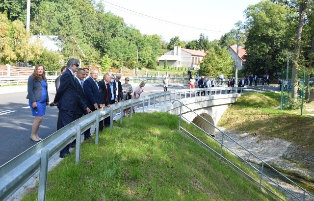 Zmodernizowana droga gminna obok korzkiewskiego zamku i bazy harcerskiej oraz pięknie zaaranżowany most nad Korzkiewka