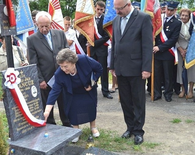 Tablicę księdza majora Jana Francuza w Tuczępach odsłoniła Krystyna Majka, siostrzenica &#8222;kapelana dwóch wojen&#8221;.  