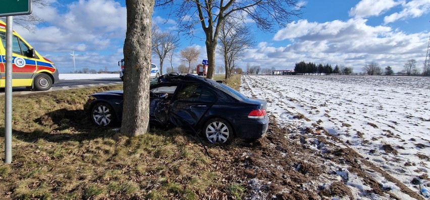 Wypadek na DW 112 w miejscowości Leszczyn. Kierowca stracił panowanie i uderzył w drzewo [ZDJĘCIA]