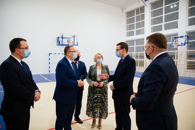 Wizyta premiera Mateusza Morawieckiego w Szkole Podstawowej w Kryspinowie w gminie Liszki