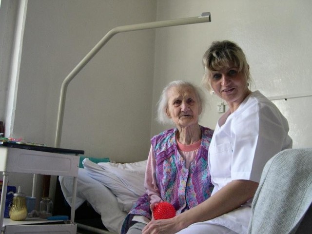 Pochodząca z Żędowic Anna Czudaj (z lewej) chwali sobie opiekę w zol-u w Zawadzkiem. Pielęgniarka Edyta Zdybel nie musi obawiać się utraty pracy po zmianach w zakładzie.