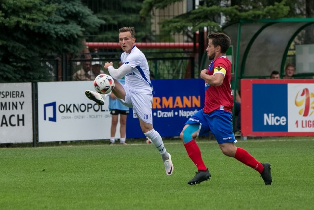 Maciej Domański (z lewej) w meczu Puszcza - Raków. W sobotę pewnie zadebiutuje w drużynie z Częstochowy