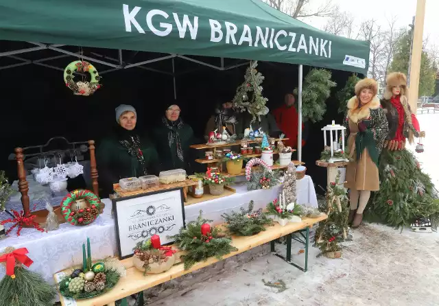 Kiermasz świąteczny na placu w Białobrzegach. Zobaczcie zdjęcia na kolejnych slajdach.