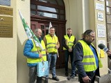 Parlamentarzyści w Szczecinie dostali od rolników żółte kartki. "Dajemy dwa tygodnie" [ZDJĘCIA]