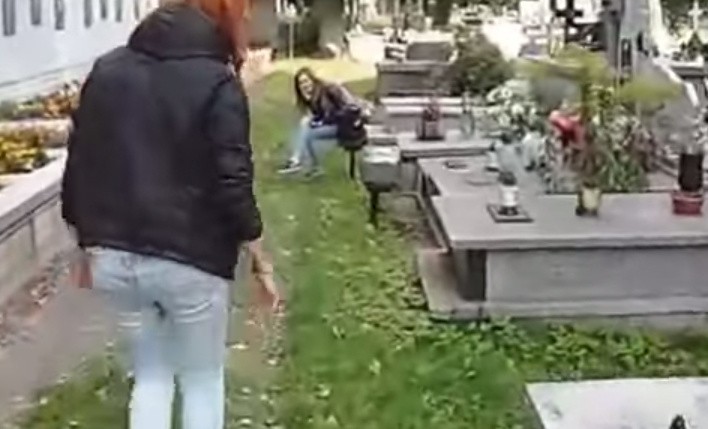 Dziewczyna chodziła po cmentarzu w Częstochowie i pluła na...