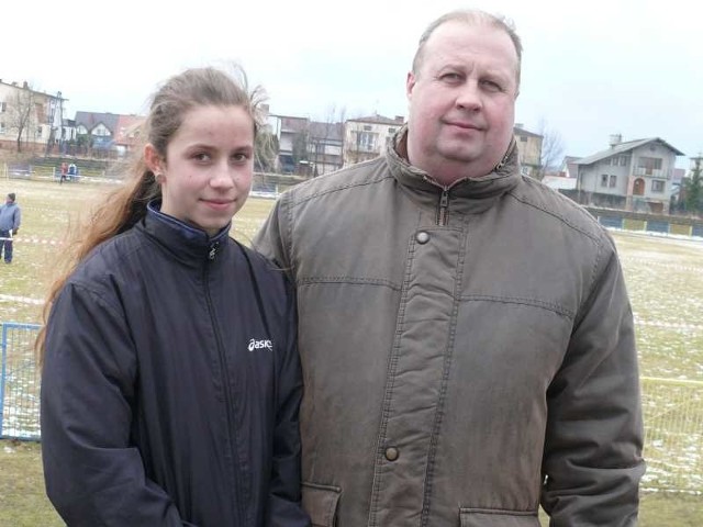 Katarzyna Gliścińska w Końskich zajęła siódme miejsce i zakwalifikowała się na Ogólnopolską Olimpiadę Młodzieży. Obok jej tata Ireneusz.