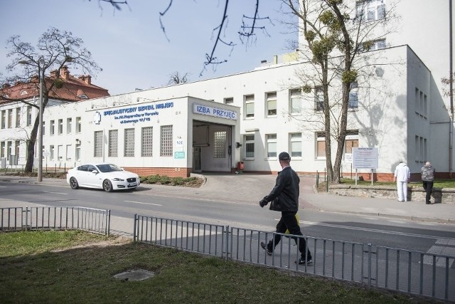 Marcin S. znęcał się nad bezbronnymi pacjentami w miejskim szpitalu przy ul. Batorego w Toruniu - ustaliła prokuratura. Akt oskarżenia przeciwko sanitariuszowi trafił już do sądu.