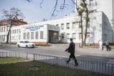 Toruń. Pracownik szpitala na Batorego znęcał się nad pacjentami! "Kneblował, szarpał, robił poniżające zdjęcia" - dowodzi prokuratura