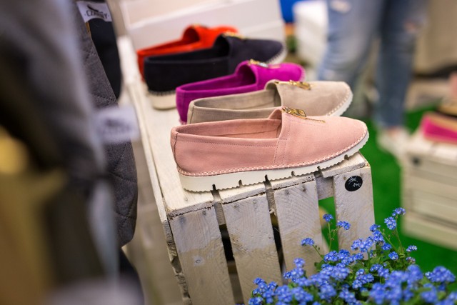 Zobacz w galerii najmodniejsze płaskie buty damskie na wiosnę 2024