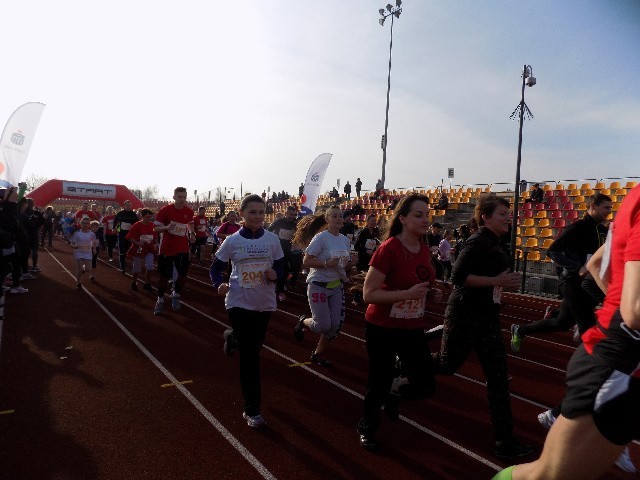 Ok. 700 zawodników wzięło udział w Biegu Niepodległości w Żaganiu. Wśród nich ponad 500 pobiegło dla Adasia, aby w ten sposób wesprzeć niepełnosprawnego chłopczyka.