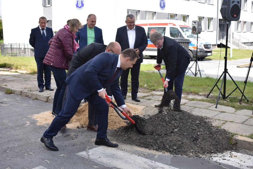 Powiat olkuski. Z wielką pompą zainaugurowali przebudowę ul. Fabrycznej w Wolbromiu