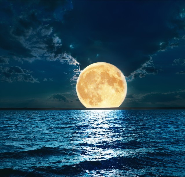 Truskawkowy Księżyc w czerwcu 2020 roku. Optymistyczna pełnia z półcieniowym zaćmieniem Księżyca. Gdzie można je zobaczyć?